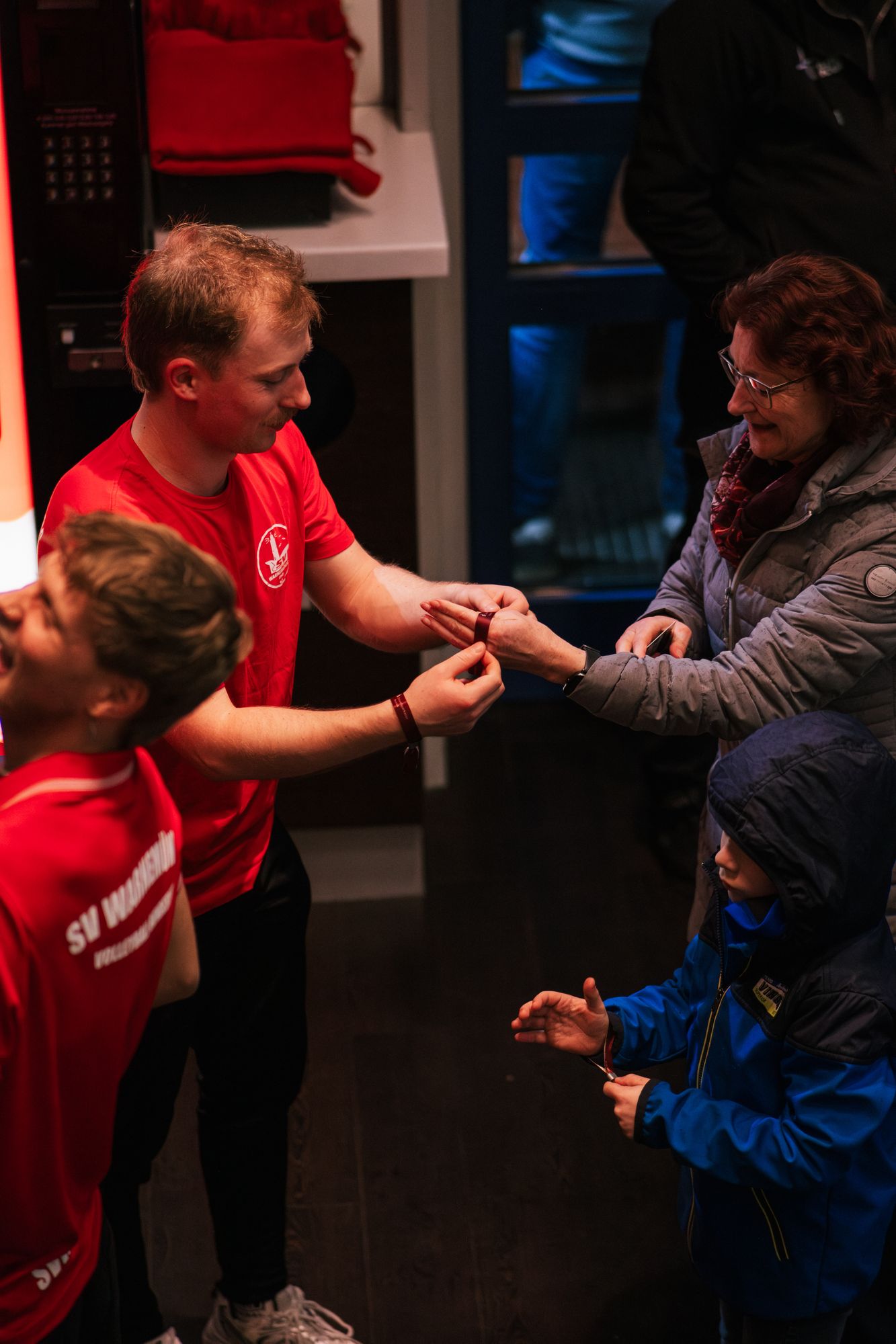 Crew mit Kindern in der Halle
